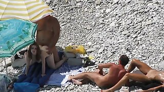 Lijepa djevojka Mona ...